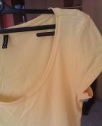 Žlté tričko s lodičkovým výstrihom